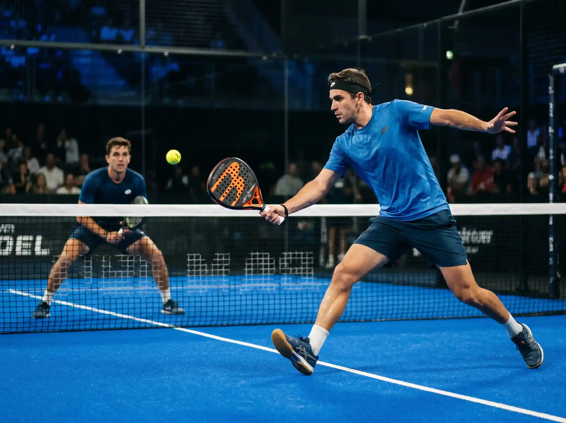 Jugadores profesionales de pádel disputando un Star Point en pista indoor del circuito Premier Padel